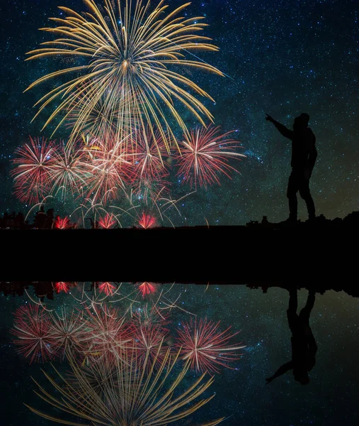 Muž, který stál a ukazoval na ohňostroj — Stock fotografie