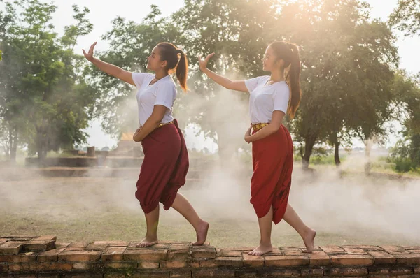 Мистецтво молодих красивих дівчат тайський танці, — стокове фото