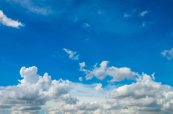 Blå himmel med moln — Stockfoto