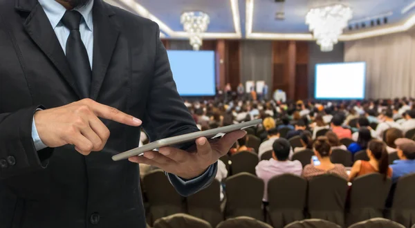 Uomo d'affari che utilizza il tablet — Foto Stock