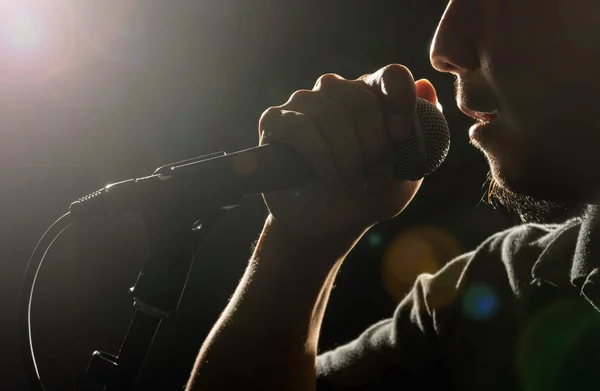 Τραγουδιστής closeup χέρι που κρατά το μικρόφωνο — Φωτογραφία Αρχείου