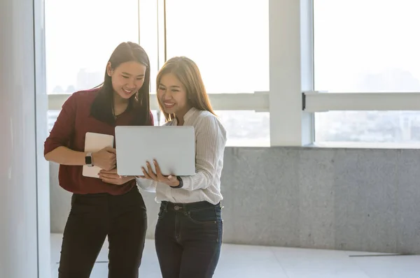 Asiatiska affärskvinnor arbetar med laptop — Stockfoto