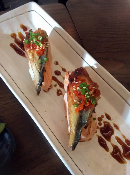 Japon yemekleri, yılan balığı suşi ayarla