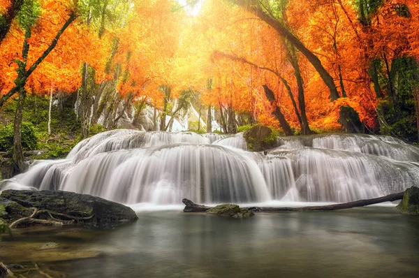 Vackra vattenfall i den djupa skogen — Stockfoto