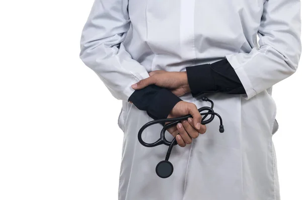 의사가 손을 잡고 청진 기 — 스톡 사진