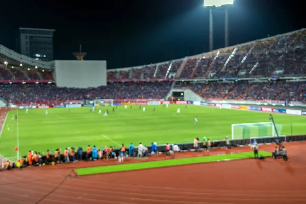 Абстрактное размытое фото футбольного стадиона — стоковое фото