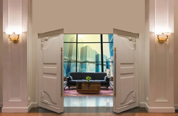 大堂区扇敞开的门 — 图库照片