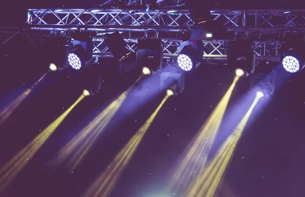 Rayos luminosos azules del concierto — Foto de Stock