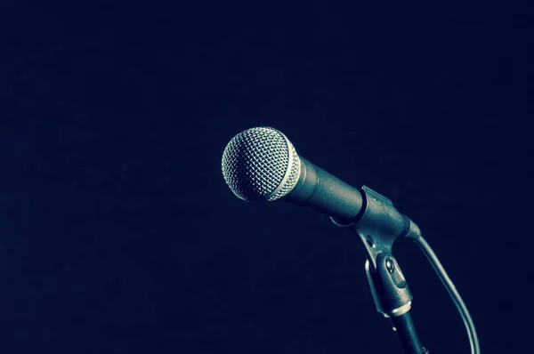 Microfone no fundo escuro — Fotografia de Stock