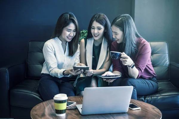 Groep van Aziatische vrouwelijke ondernemers — Stockfoto