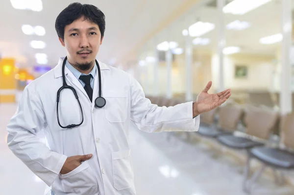 Портрет азіатських лікар з у стетоскоп — стокове фото