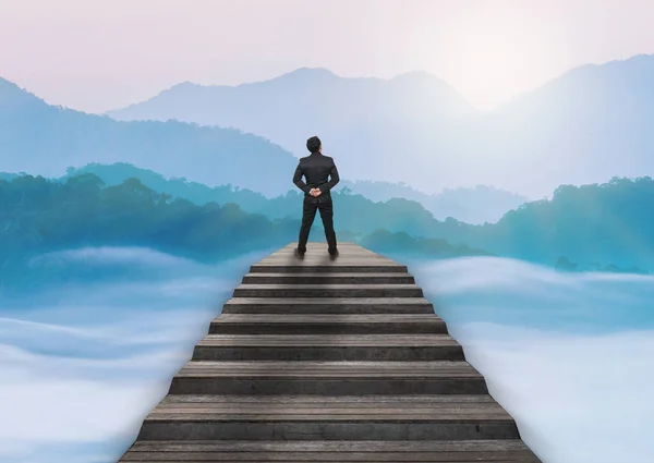 Zakenman klom op de top van de stairsc — Stockfoto