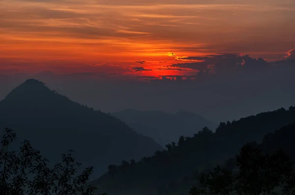 Paysage du lever du soleil sur la montagne — Photo