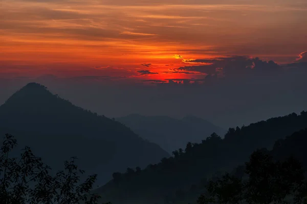 Landschaft des Sonnenaufgangs über dem Berg — Stockfoto