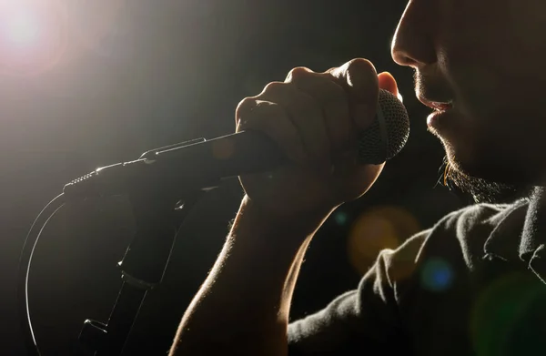 Closeup Singer hand met de microfoon — Stockfoto