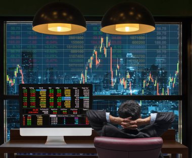 Tarafında oturan işadamı geri 