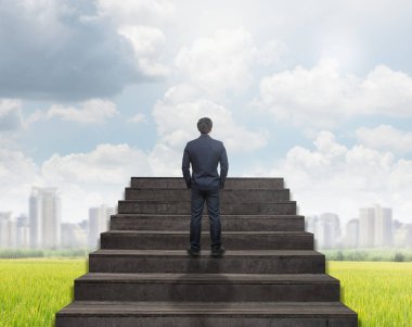 Merdivenlerden yukarı yürümek için ayakta işadamı