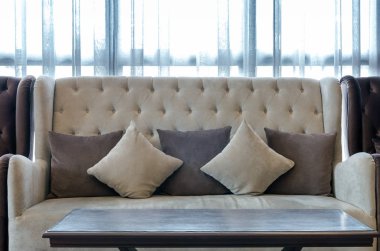 Kanepe üzerinde yastıklar