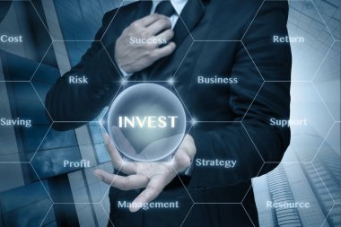 Invest simgesi sunmak için el duruş 