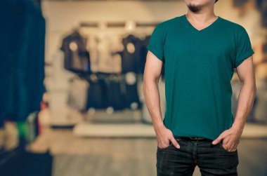 boş t-shirt giyen adam 
