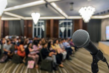 Konferans salonunun soyut bulanık fotoğraf 