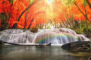 Gökkuşağı ile güzel şelale