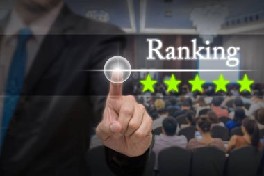 Beş yıldız düğmesini işaret eden işadamı