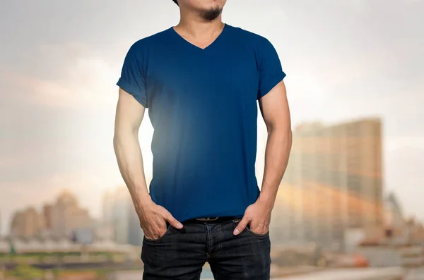 Άνδρα που φοράει κενό t-shirt — Φωτογραφία Αρχείου