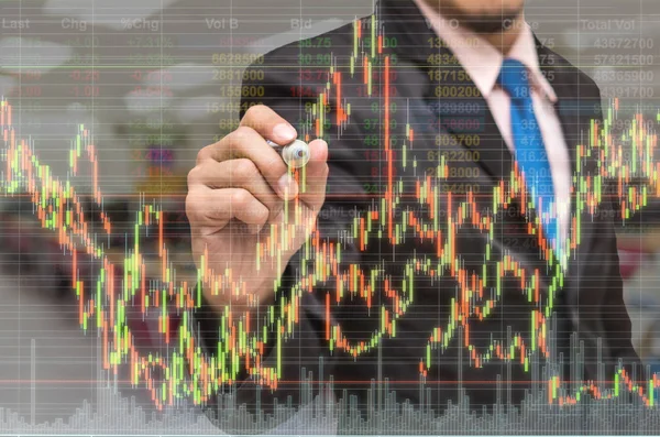Empresário desenhando o gráfico de ações — Fotografia de Stock