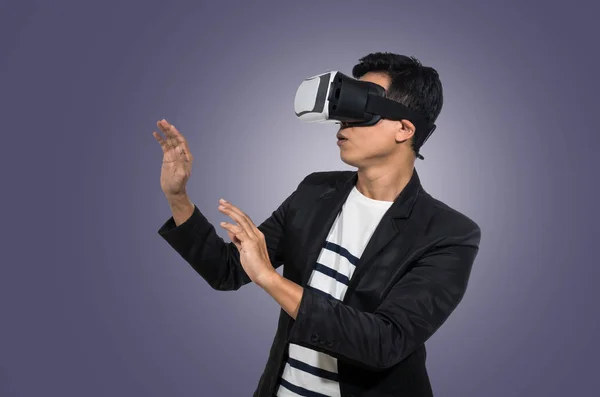 Empresário asiático vestindo realidade virtual — Fotografia de Stock