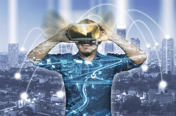 Asiático hombre vistiendo virtual realidad —  Fotos de Stock