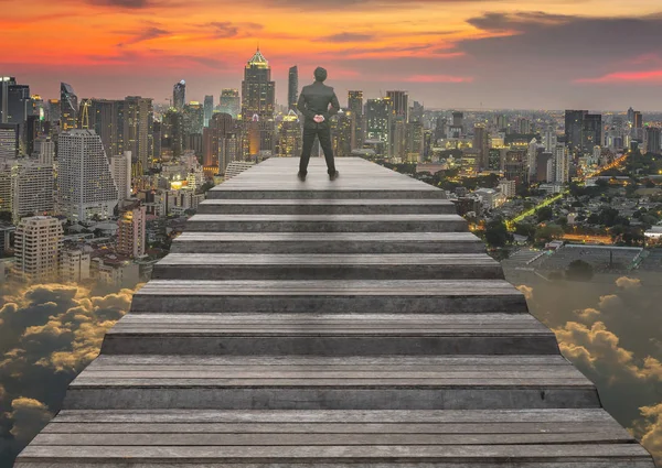 Üzletember felmászott a tetejére a lépcsőn — Stock Fotó