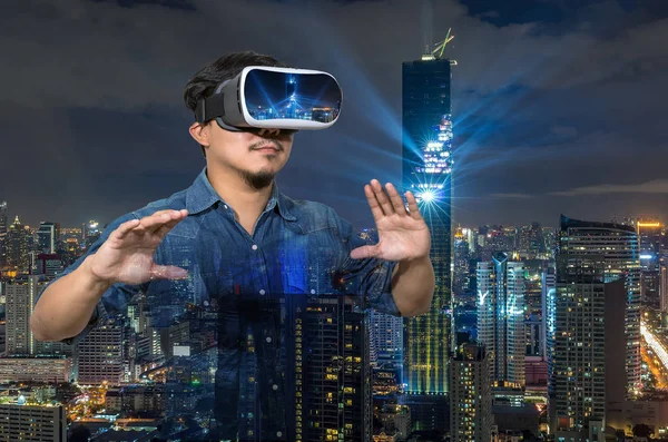 Aziatische man met virtuele realiteit — Stockfoto