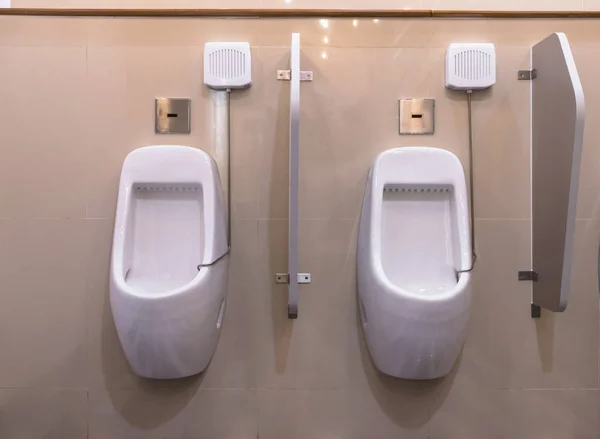 Urinoirs blancs dans les toilettes de luxe pour hommes — Photo