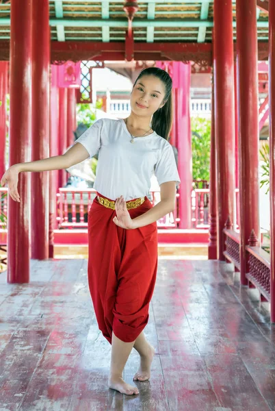 タイ舞踊芸術の美しい少女 — ストック写真