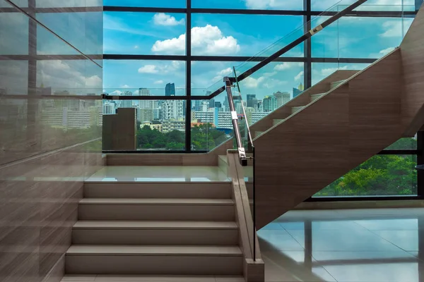 Escalier de luxe dans un immeuble de bureaux — Photo