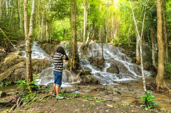 Viajante tirando foto da bela cachoeira — Fotografia de Stock