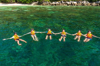 Tanımsız turistler Snorkeling