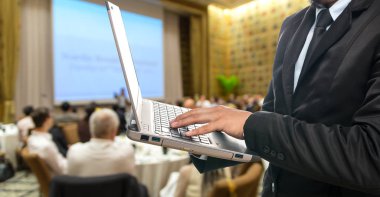 dizüstü bilgisayar kullanarak iş adamı 