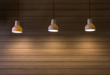 Ahşap duvardan aydınlatma 