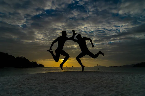 Zwei Freunde springen über das Meer — Stockfoto