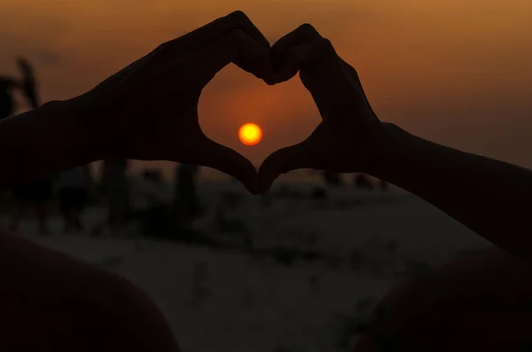 Silhouette des mains formant le cœur — Photo