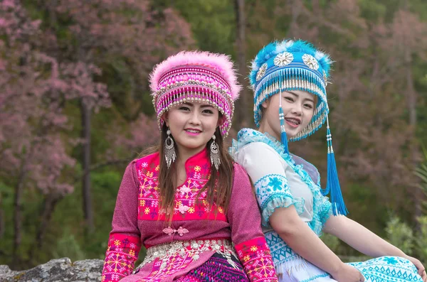 Duas meninas Hmong em ternos tradicionais — Fotografia de Stock