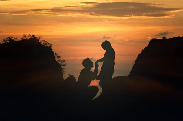 Silhouet van happy lovers — Stockfoto