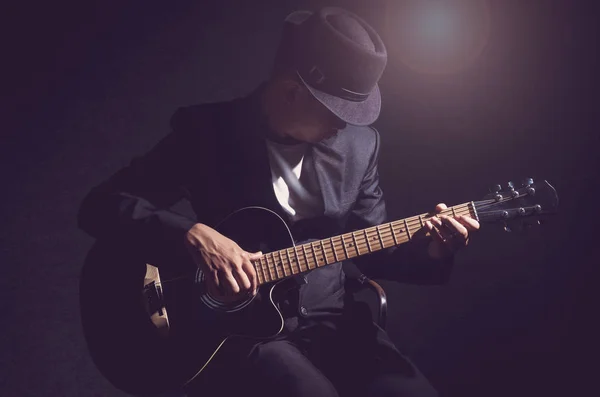 Hudebník hrající na kytaru — Stock fotografie