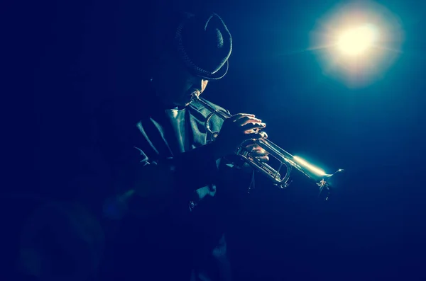 Musiker som spelar trumpet — Stockfoto