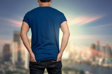 boş t-shirt giyen adam 