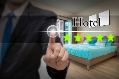 Beş yıldız düğmesini işaret eden işadamı