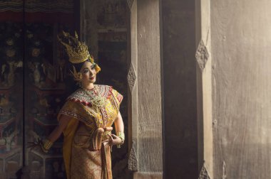 Güzel genç kız Tay dans sanat