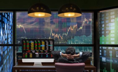 büyük ekrana bakarak işadamı 